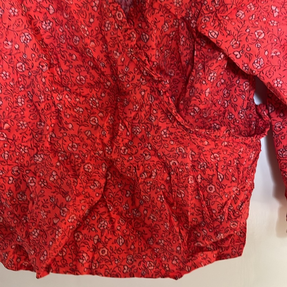 Universal Thread pretty floral wrap blouse. XL. Red. Nice condition. - Picture 2 of 5